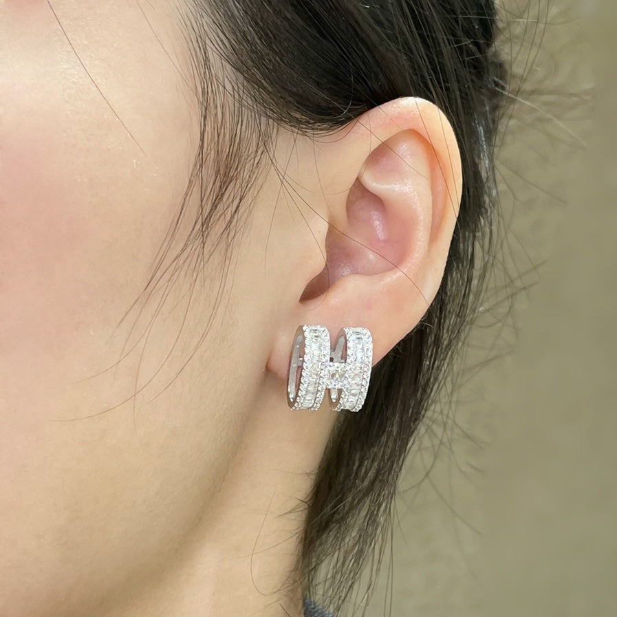 [Glow Jewelry]H STUD EARRINGS WITH SILVER DIAMONDS