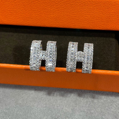 [Glow Jewelry]H STUD EARRINGS WITH SILVER DIAMONDS