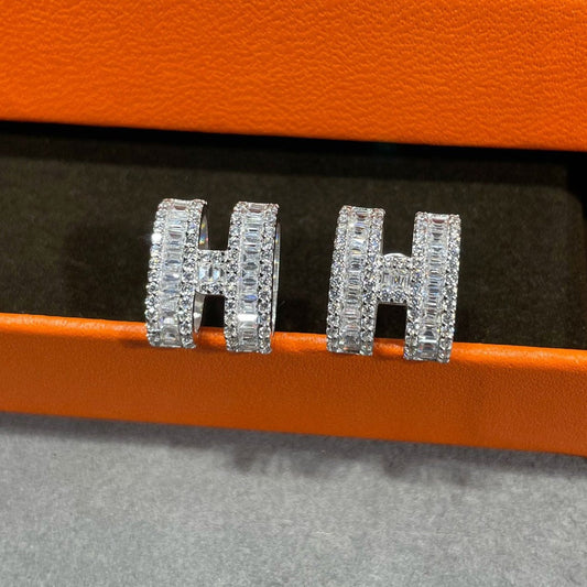 [Glow Jewelry]H STUD EARRINGS WITH SILVER DIAMONDS