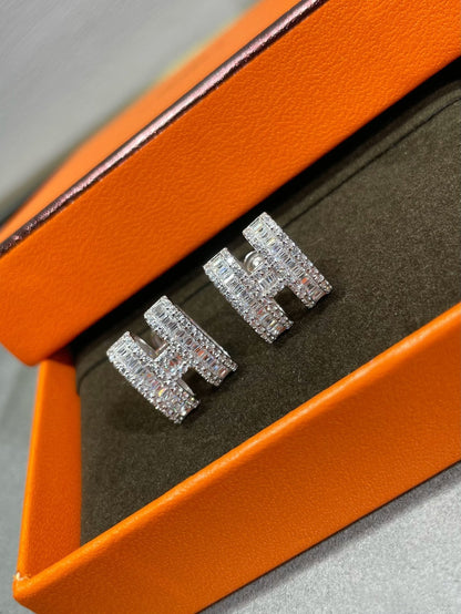 [Glow Jewelry]H STUD EARRINGS WITH SILVER DIAMONDS