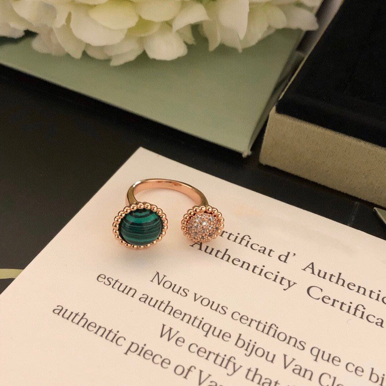 „Glow Jewelry“ PERLEE COULEURS DIAMANT-ROSEGOLDRING ZWISCHEN DEN FINGERN