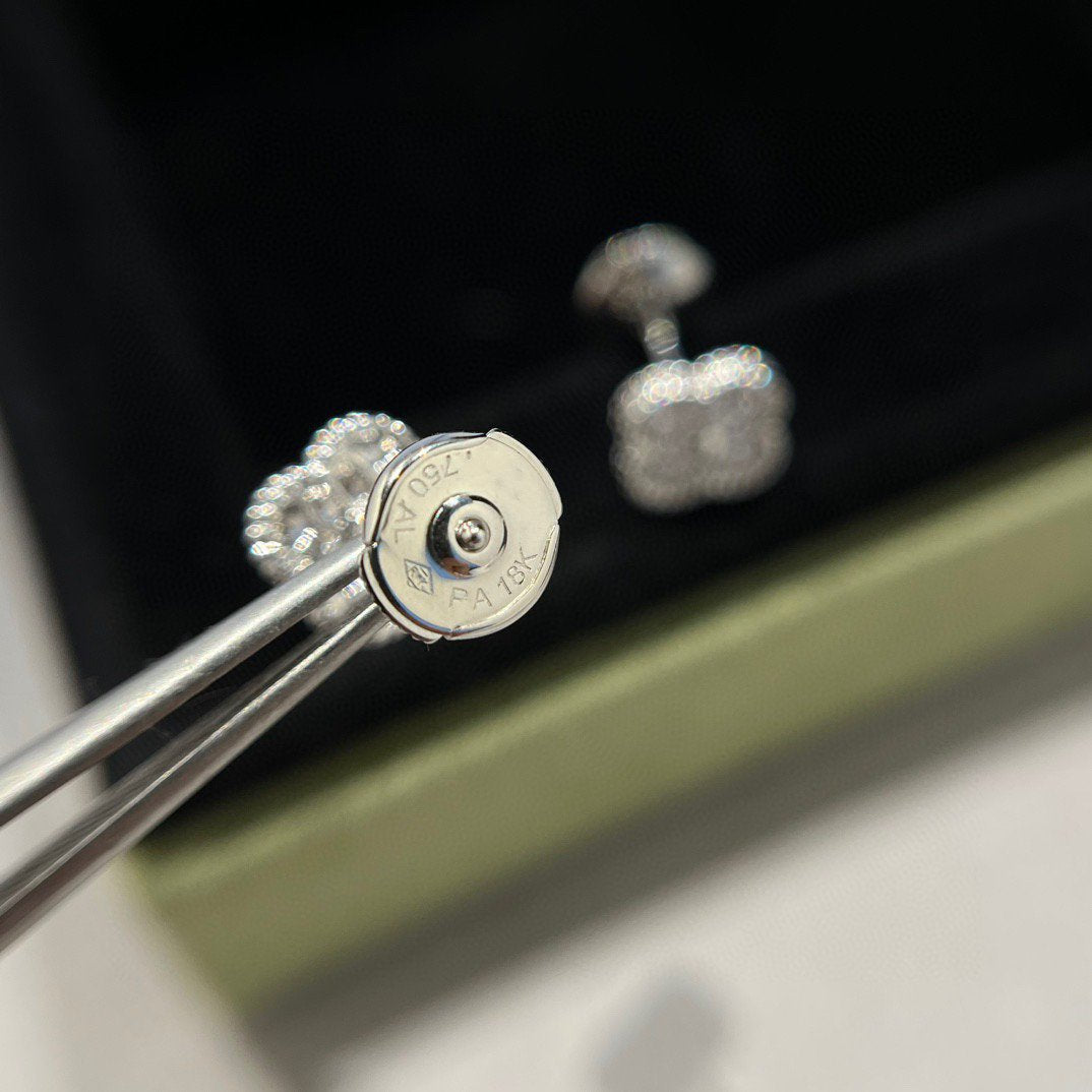 [Glow Jewelry]CLOVER MINI DIAMOND STUD EARRINGS