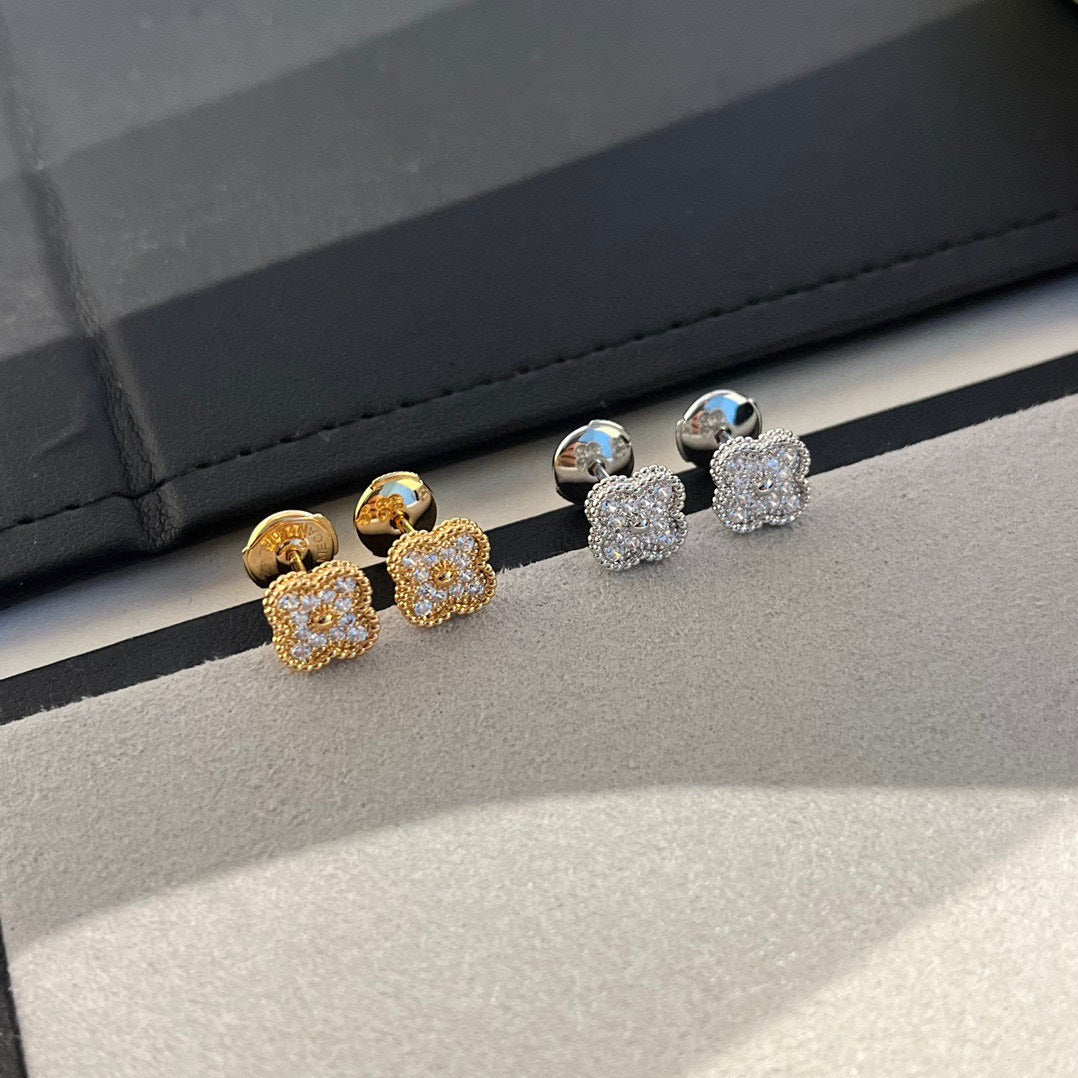 [Glow Jewelry]CLOVER MINI DIAMOND STUD EARRINGS