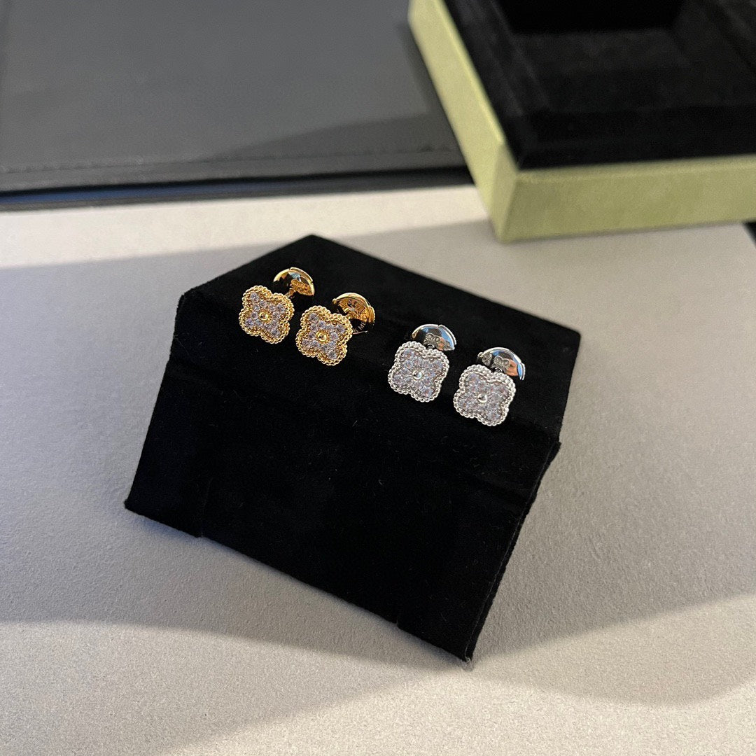 [Glow Jewelry]CLOVER MINI DIAMOND STUD EARRINGS