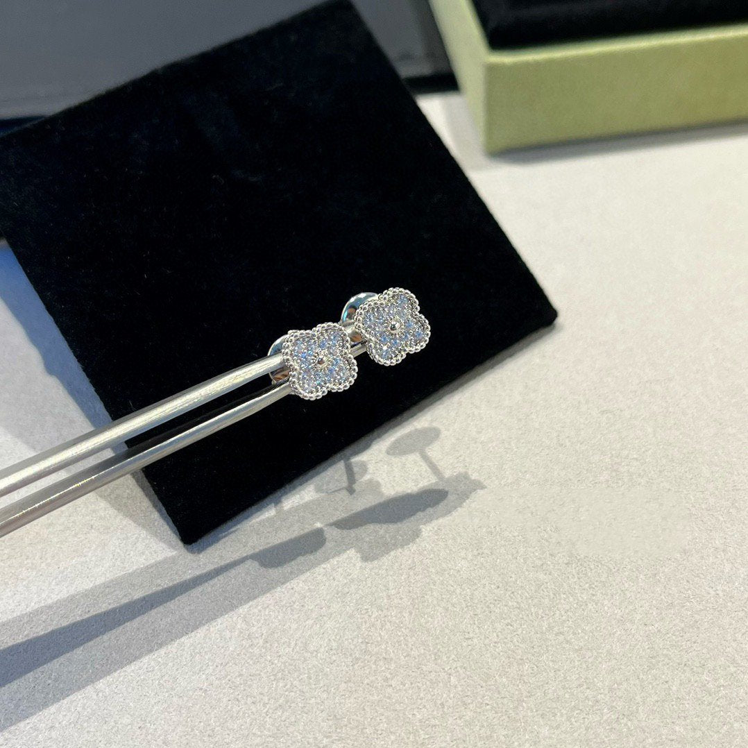 [Glow Jewelry]CLOVER MINI DIAMOND STUD EARRINGS